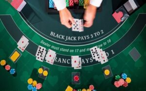 Blackjack là game bài so sánh tổng điểm hấp dẫn và có tính may rủi tương đối cao
